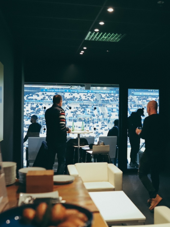 La Loge et la vue sur le match au Stade Orange Vélodrome de Marseille lors d'une prestation VIP hospitalité Sodexo Live Hospitality