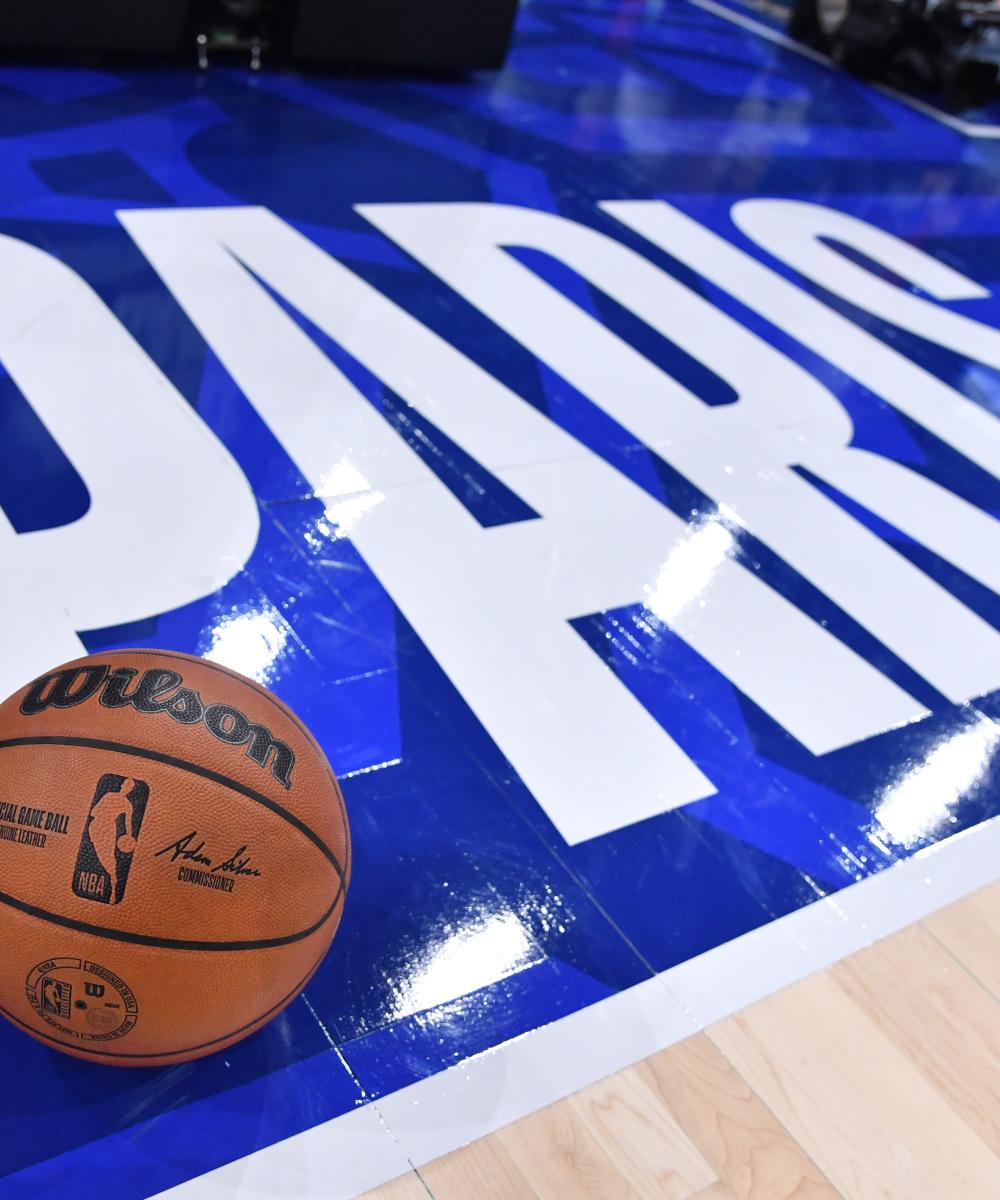 Parquet match de Basket avec ballon