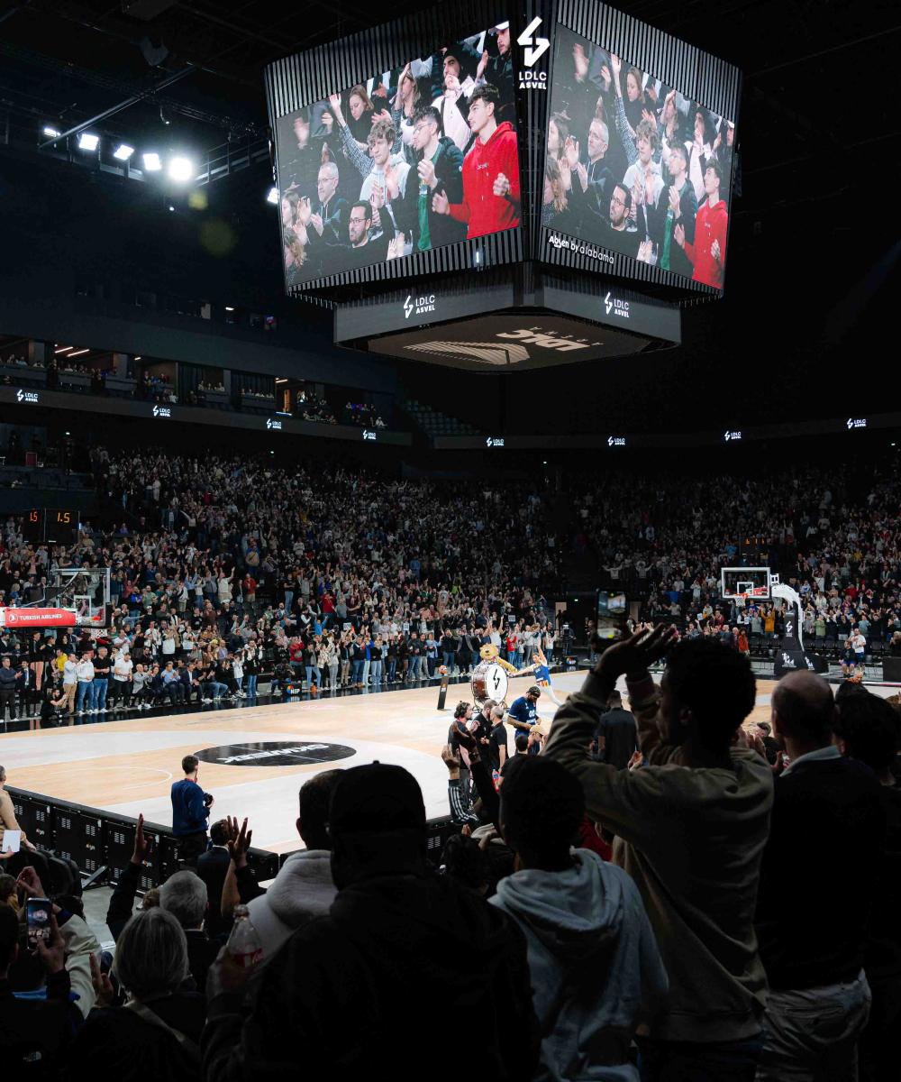 Joueurs de l'ASVEL en action sur le parquet Euroleague, avec places VIP pour une expérience exclusive