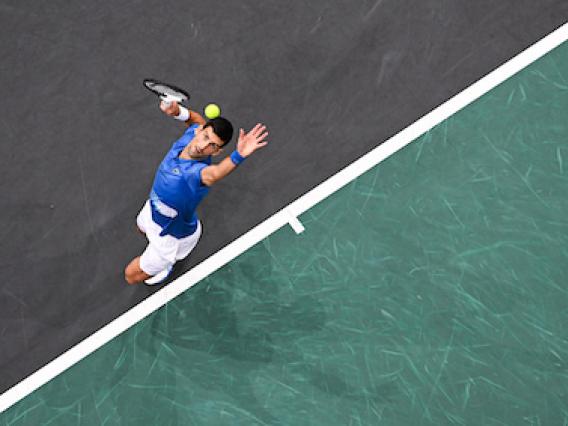 Novak Djokovic effectuant un service lors d'un match de tennis Masters 1000 de Paris Bercy