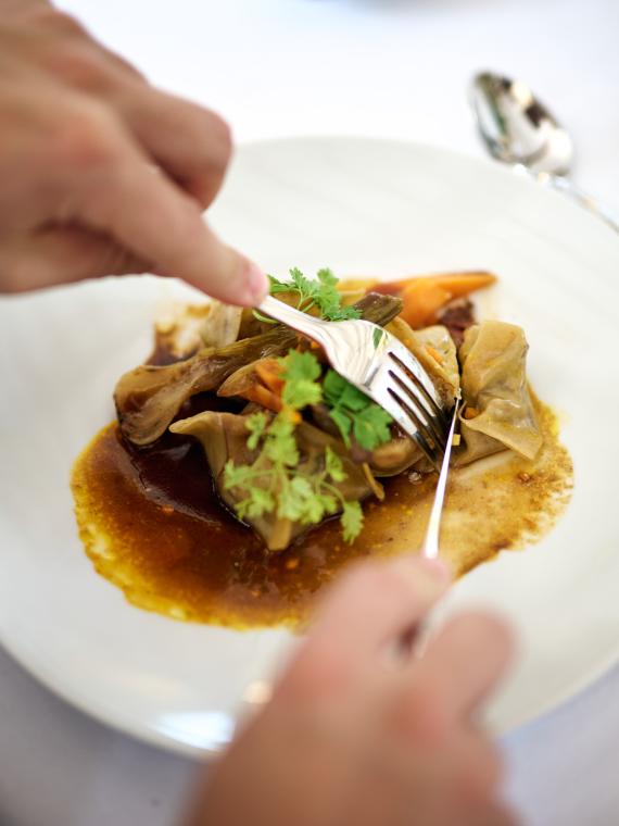 Repas gastronomique servi au Salon Etoile du Stade de France