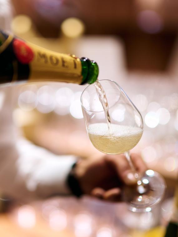 Champagne servi au Salon Etoile du Stade de France