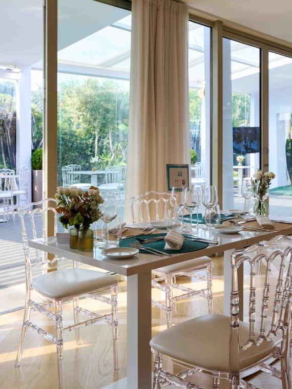 Une table VIP et la vue baie vitrée au Pavillon Roland-Garros