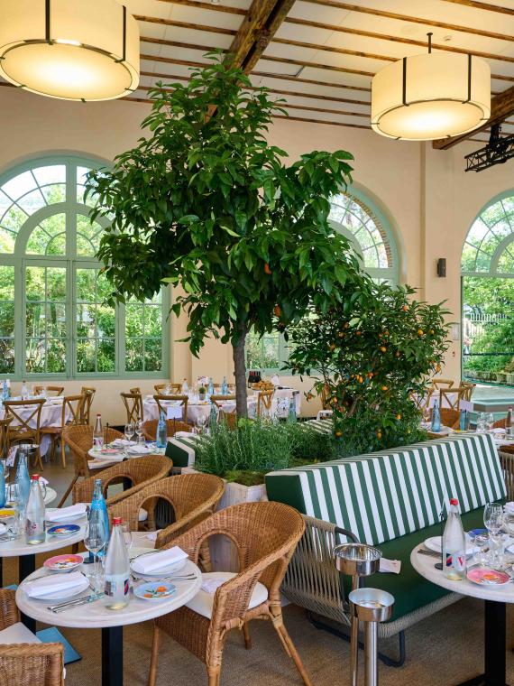 L'intérieur de l'espace cosy et élégant de l'Orangerie et ses tables à Roland-Garros