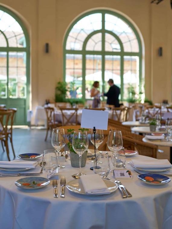 Les tables VIP dans la salle l'Orangerie pendant Roland-Garros