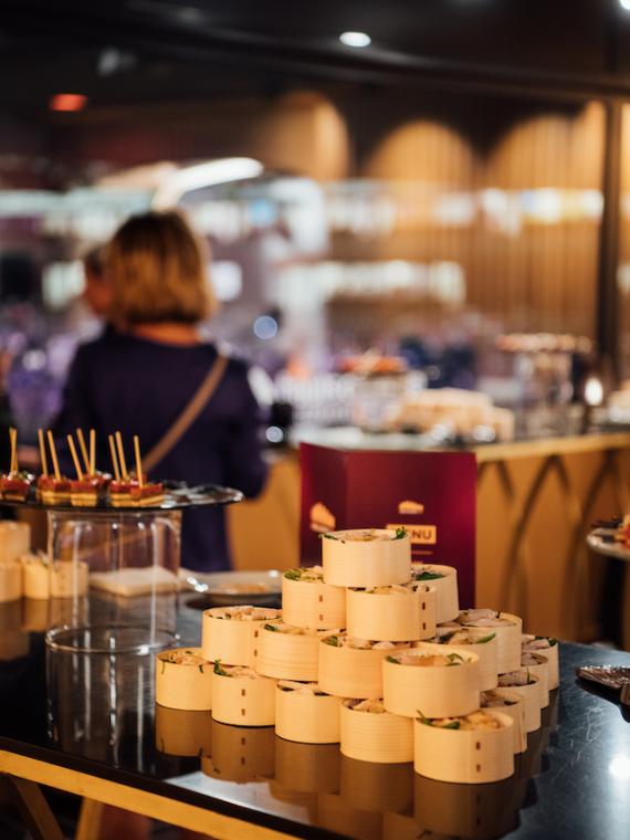 Buffet haut de gamme Lenôtre dans une loge VIP pendant un concert à Paris La Défense Arena