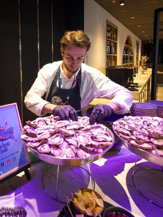 Animation gastronomique dans le Salon Premium Les Terrasses, offrant une expérience culinaire haut de gamme Bar à Huitres pour les invités