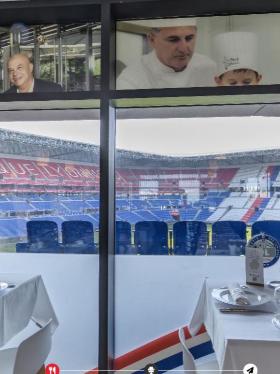 Offre repas assis VIP à la Brasserie des Lumières, vue panoramique sur le stade depuis la table