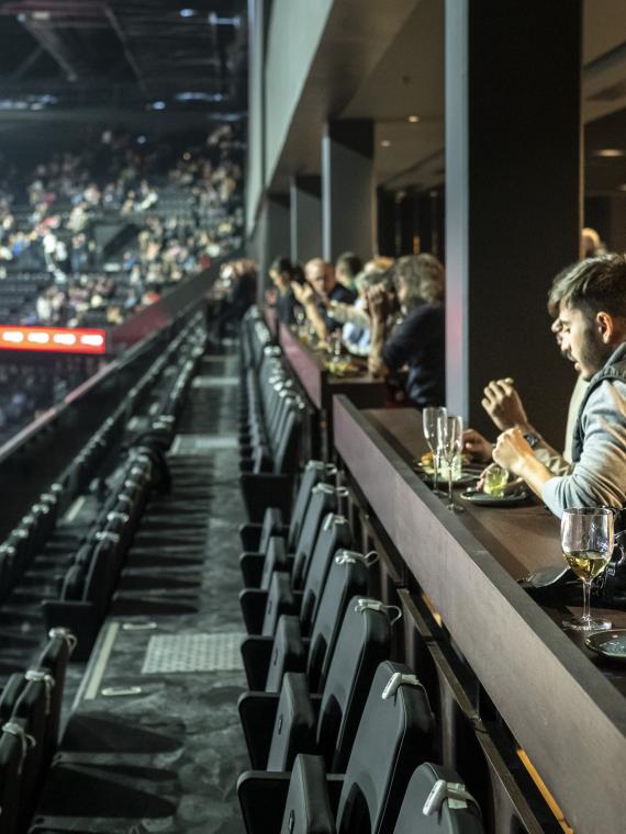 Vue de l'espace hospitalité depuis les places de la LDLC Arena, offrant un accès privilégié et des installations haut de gamme pour les invités