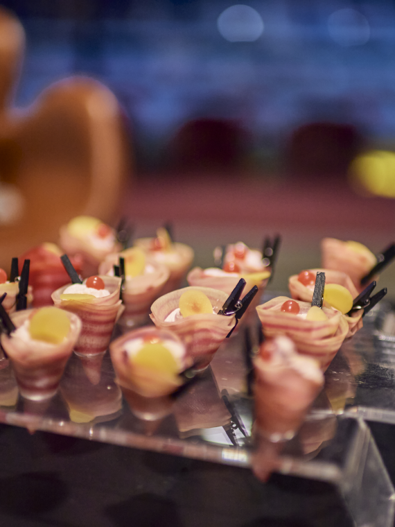 Offre de restauration avec mignardises servies avant un repas assis, pour une expérience gastronomique raffinée