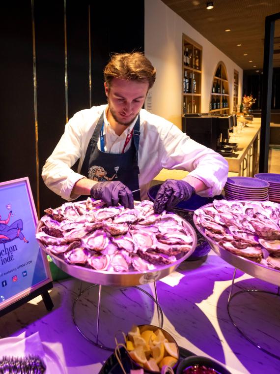 Gastronomic animation featuring oysters in the Premium Lounge Les Terrasses, offering an interactive culinary experience with high-end dishes for guests