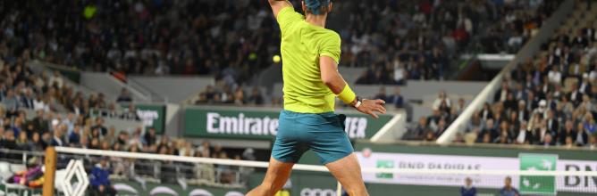 Rafael Nadal pictured from behind during a Roland Garros match