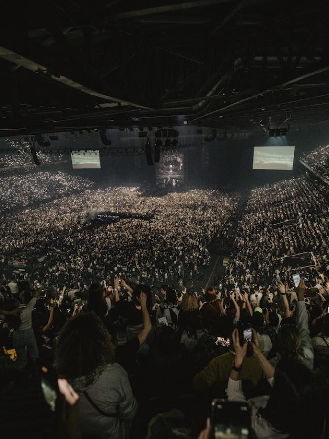 Public qui filme un artiste lors d’un concert à Paris La Défense Arena