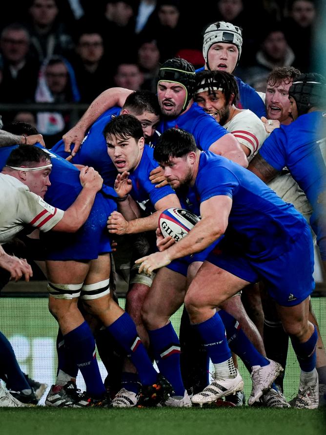 Antoine Dupont au milieu des joueurs de l'équipe de France pendant un match de rugby