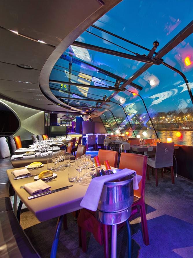 Table servie pour un repas lors d'une croisière sur la seine en bateau mouche croisière Bateaux Parisiens