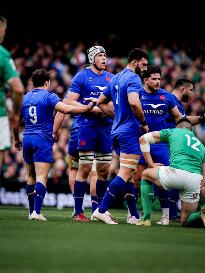 Rugby players from France against Ireland on the field