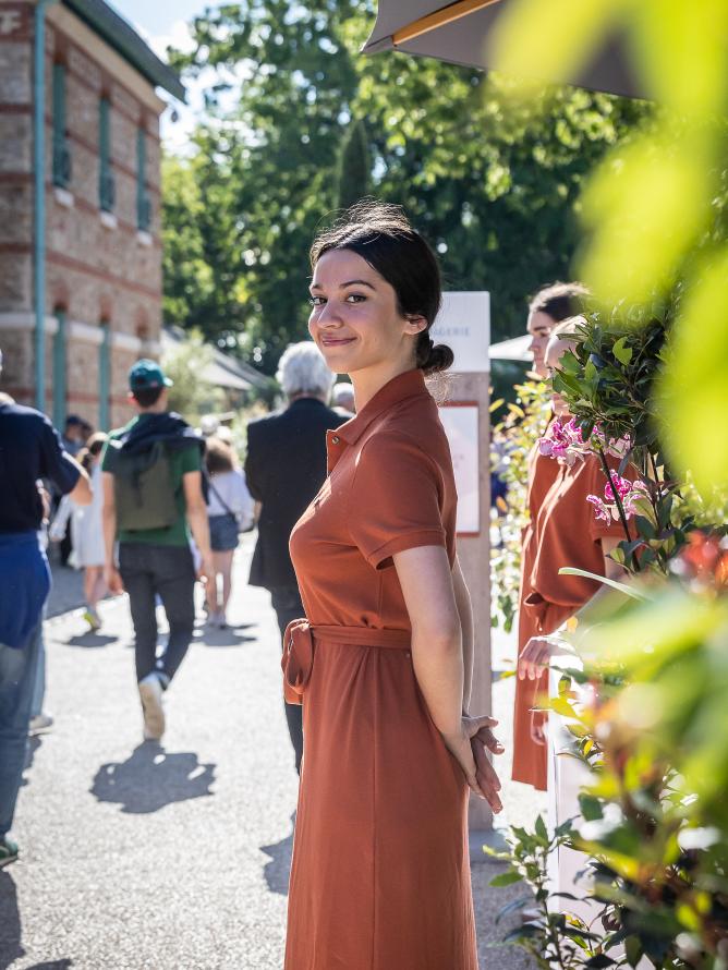 Hôtesse souriante service VIP Hospitalités à Roland-Garros par Sodexo Live Hospitality