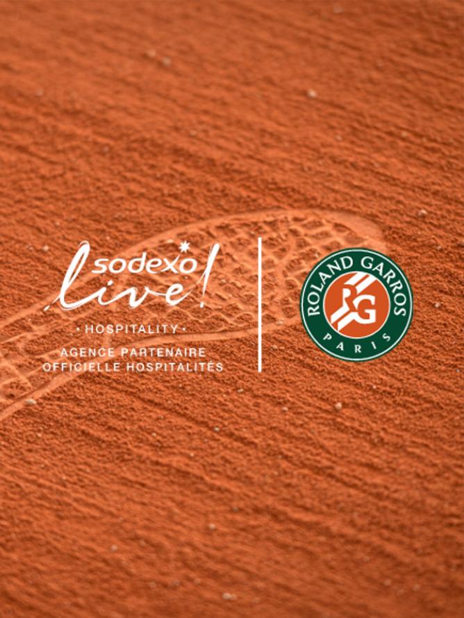 Terre battue d'un terrain de tennis Roland Garros avec l'empreinte d'une chaussure de tennis