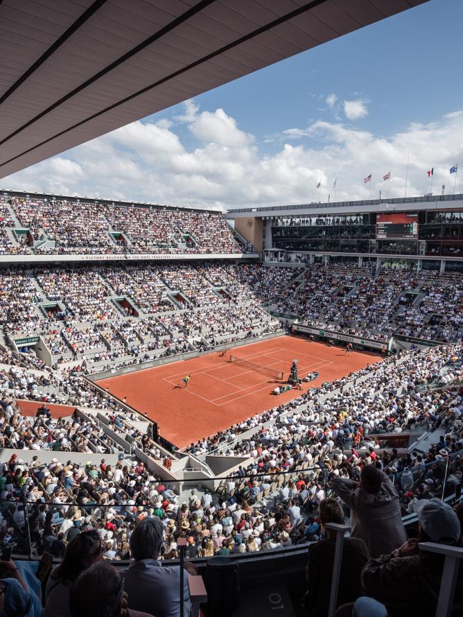 Une vue de jour sur le Court Philippe-Chatrier de Roland Garros depuis les gradins pendant un match