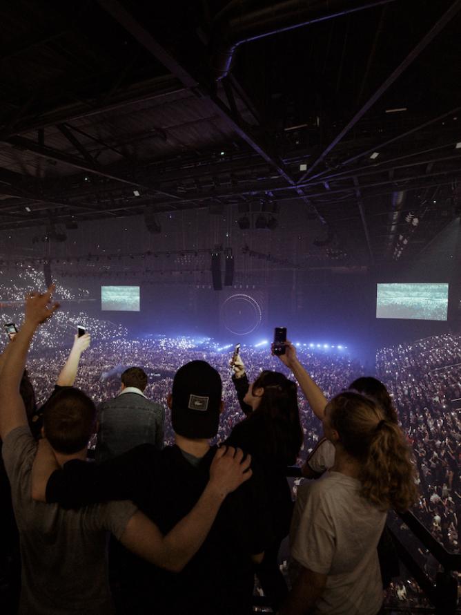 Public qui filme un artiste lors d’un concert à Paris La Défense Arena