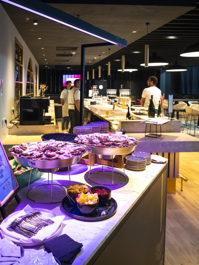 Buffet exclusif dans le salon VIP du concert de Kylie Minogue, offrant une sélection de mets raffinés pour les invités privilégiés