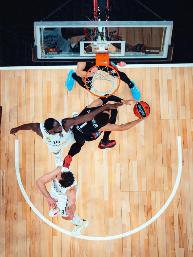 Joueurs de Paris Basket en action sous le panier à l'adidas Arena lors d'un match EuroLeague