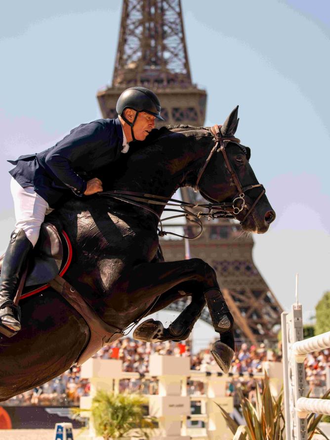 LONGINES PARIS EIFFEL JUMPING rider dodging obstacle