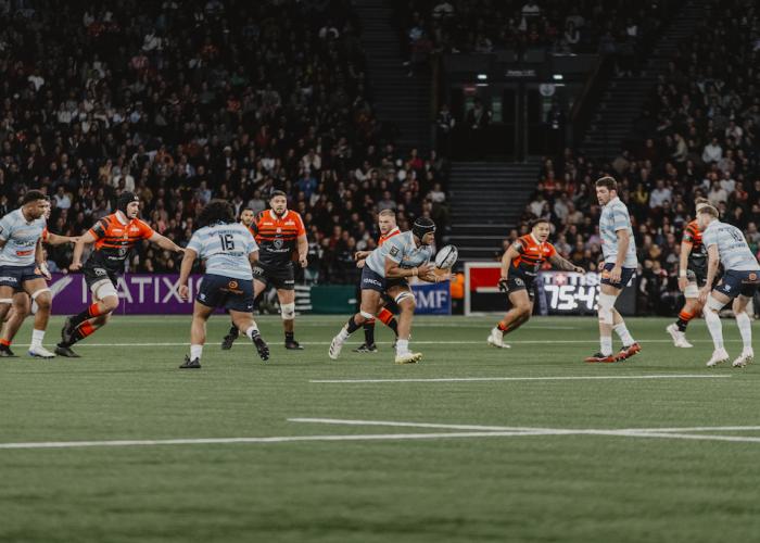 Joueurs de rugby sur le terrain pendant un match du Racing 92