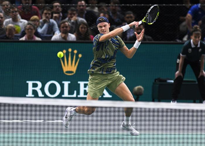 Joueur de tennis pendant un match Rolex Paris Masters