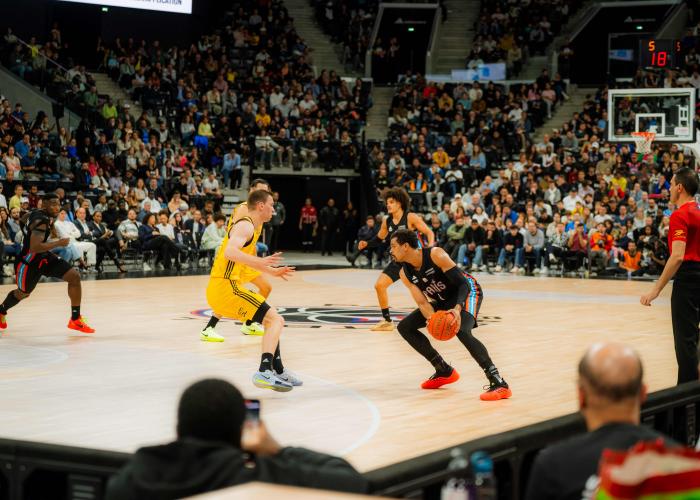 Vue du terrain - Billets premium pour le match de Basket EuroLeague Paris Basketball avec offre d'hospitalité exclusive