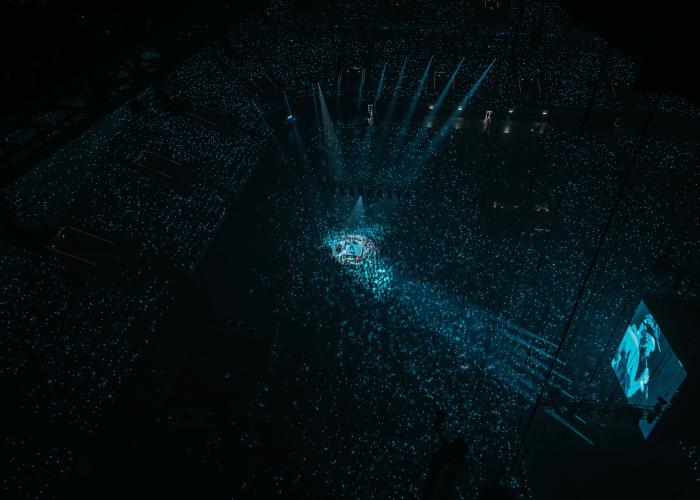 Concert VIP de Gims à la Paris La Défense Arena, avec la scène illuminée et une foule enthousiaste.