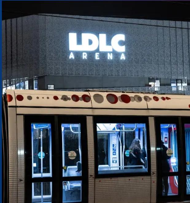 Plan d'accès à la LDLC Arena, indiquant les différentes routes, parkings et stations de transports en commun à proximité