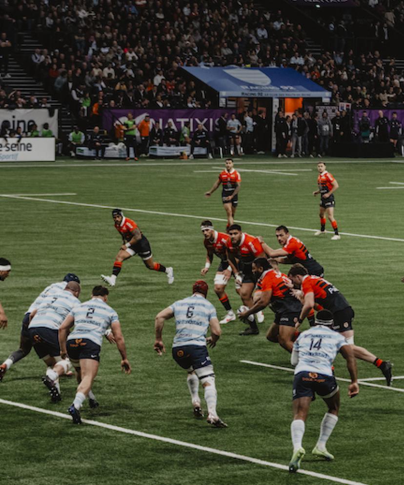 Le Racing 92 qui affronte une équipe pendant un match de rugby