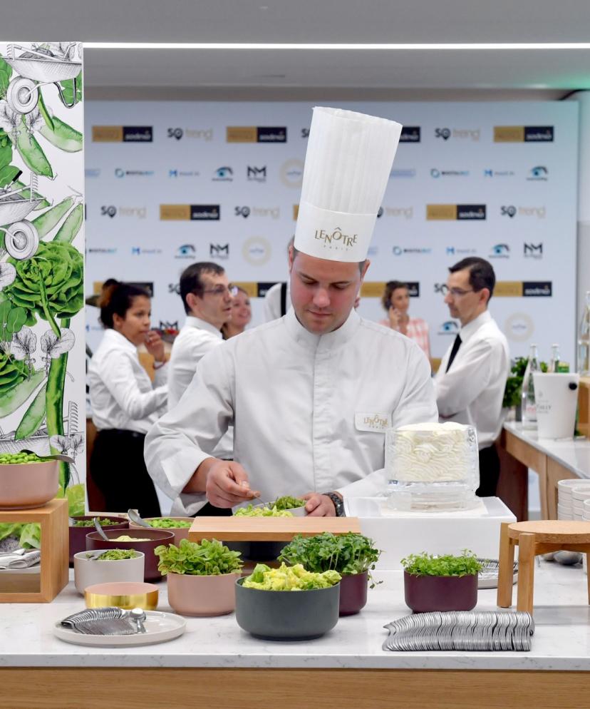 Un chef cuisiner Maison Lenotre pendant une réception hospitalité Sodexo Live Hospitality